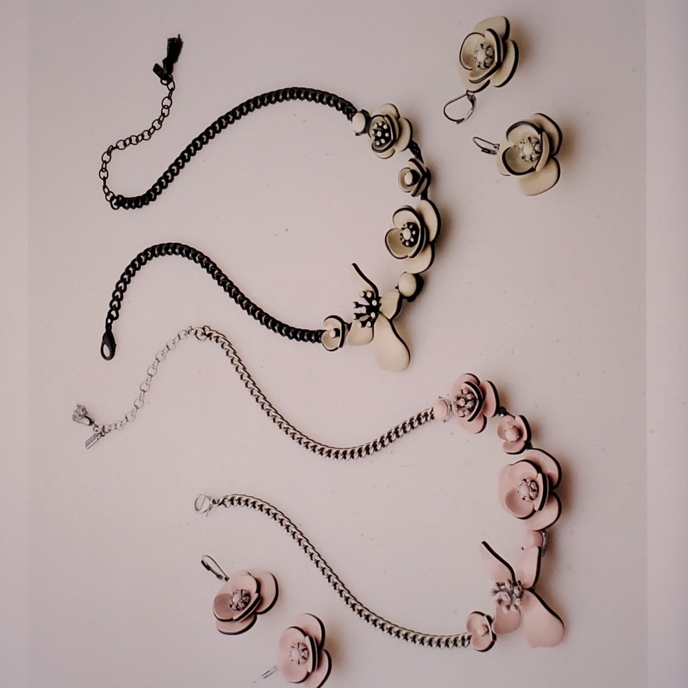 17 inch flower necklace - Picture 2 of 4